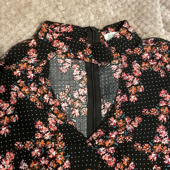 Black and floral Romper - Picture 2 of 6